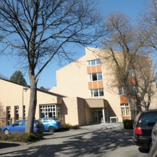 Hintereingang des DonBosco Hauses mit Parkplatz