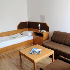 Betten mit Schreibtisch in einem Hotelzimmer